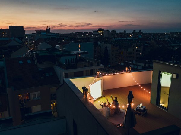 Installez un décor de cinéma pour enchanter vos invités